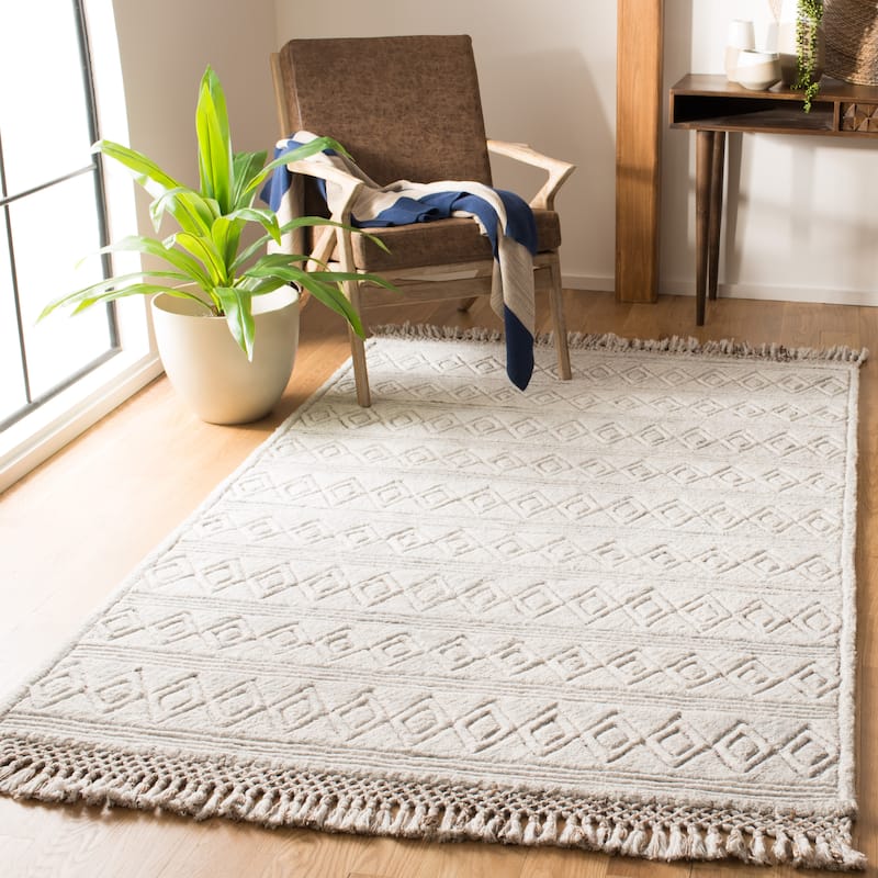 SAFAVIEH Handmade Casablanca Shag Kostja Tribal Wool Rug - 5' x 8' - Silver