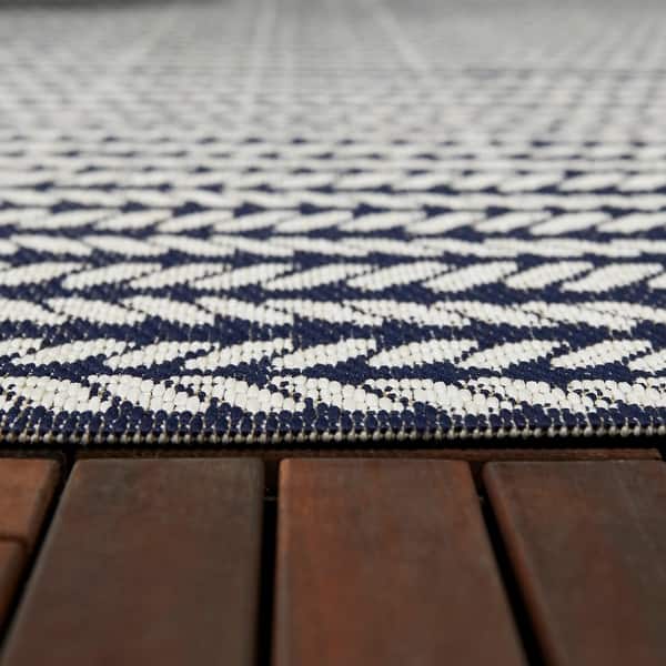https://ak1.ostkcdn.com/images/products/is/images/direct/45d8dea4c2c31c92dc8d821bf87bae188957b507/Dean-Contemporary-Indoor-Outdoor-Area-Rug.jpg?impolicy=medium