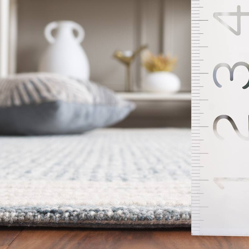 SAFAVIEH Handmade Ebony Dorith Border Wool Rug
