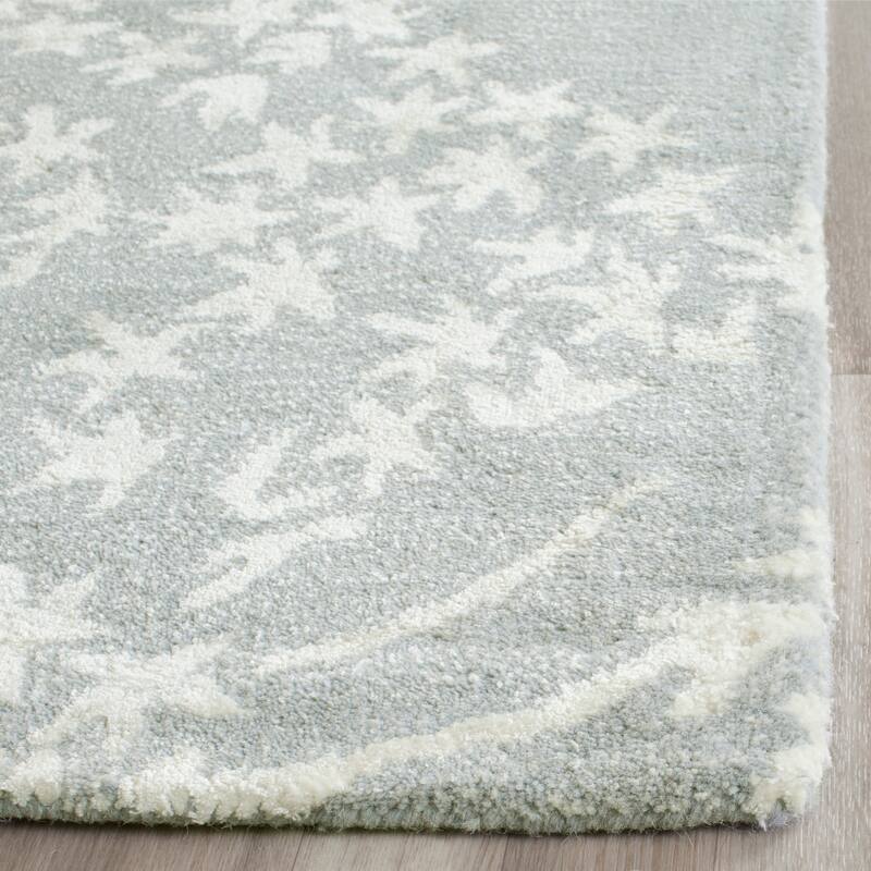 SAFAVIEH Handmade Bella Enriketa Modern Floral Wool Rug