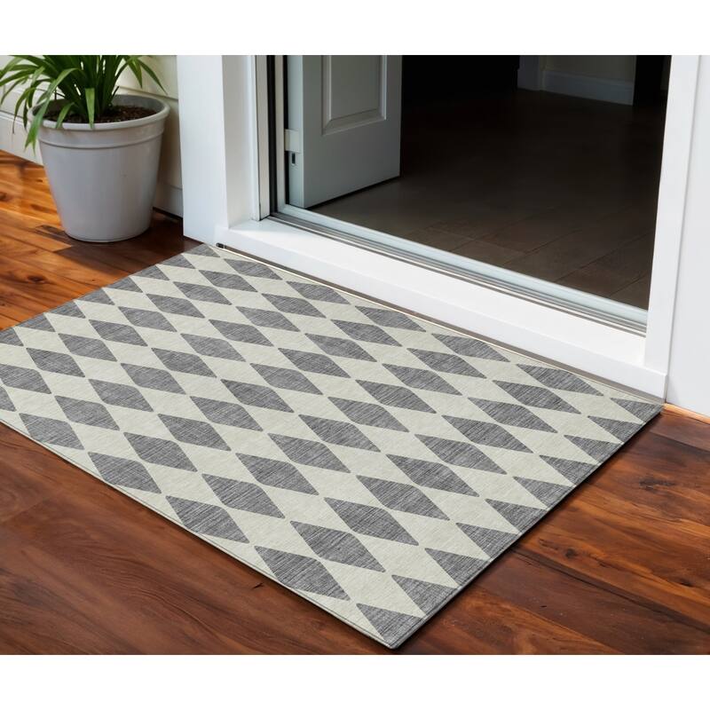 HomeRoots Geometric Transitional Rectangle Outdoor Rug - 3' x 5'