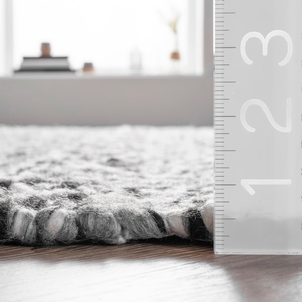 nuLOOM Silvertone Flatweave Chevron Striped Indoor/Outdoor Area Rug