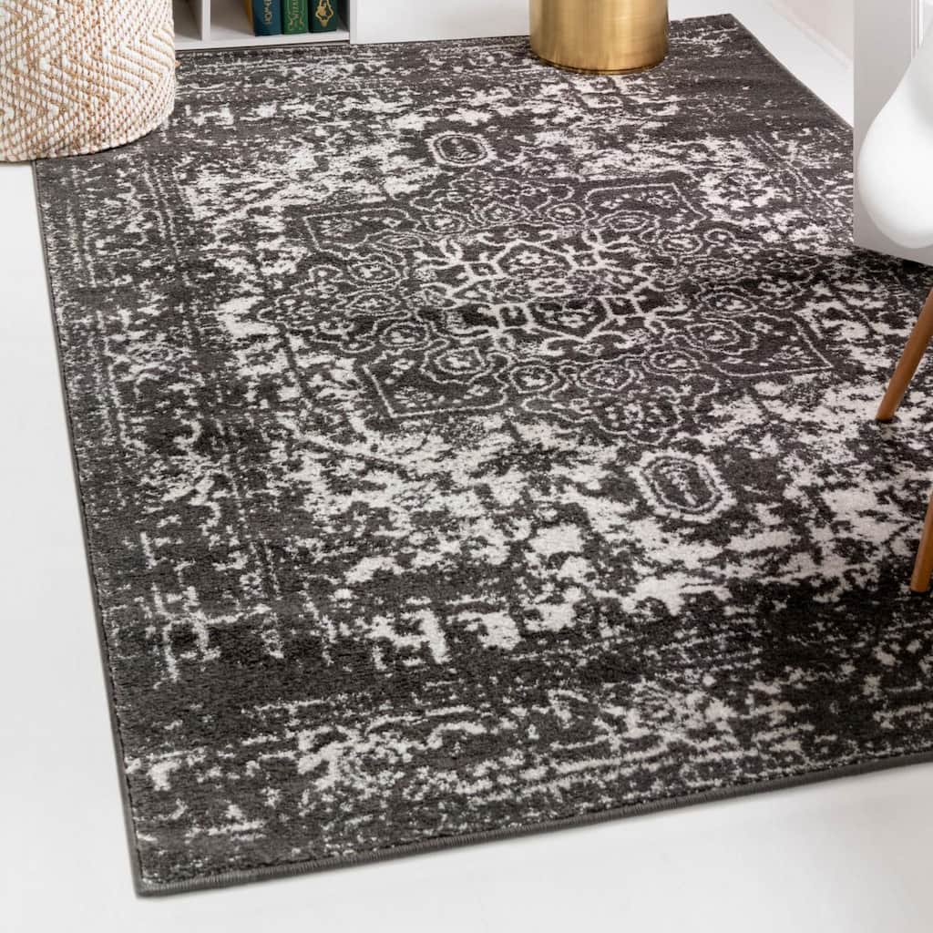 Traditional Brenda Collection Area Rug