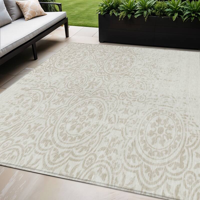 HomeRoots Medallion Transitional Rectangle Outdoor Rug - 5' X 8'