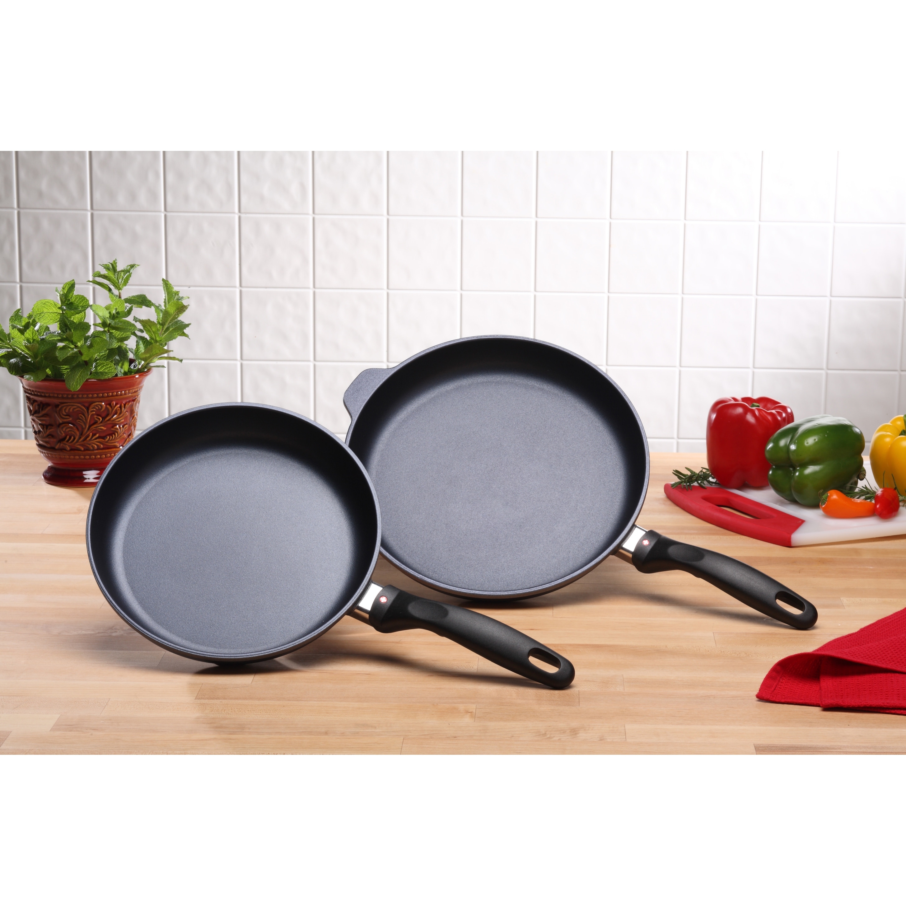 https://ak1.ostkcdn.com/images/products/is/images/direct/4653d2e3ce7348362c9fe2a27d42f51b92899b5e/2-Piece-Set%3A-Fry-Pan-Duo---8-and-10.25%22.jpg