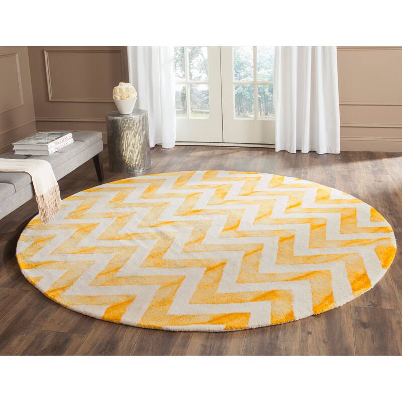 SAFAVIEH Dip Dye Erkhild Hand-tufted Wool Chevron Area Rug - 7' Round - Ivory/Gold