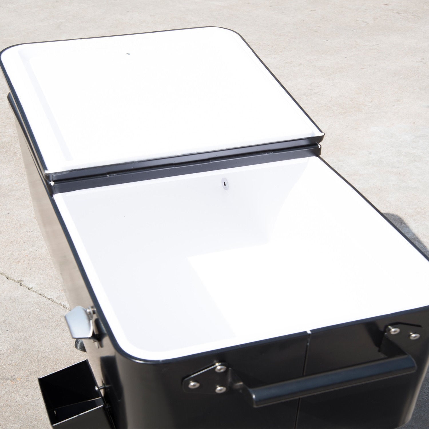 Portable drink sale cooler on wheels