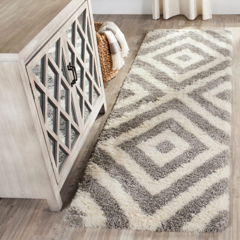 SAFAVIEH Portofino Shag Sakineh Modern 2-inch Thick Rug - 2'3" x 7' Runner - Ivory/Grey
