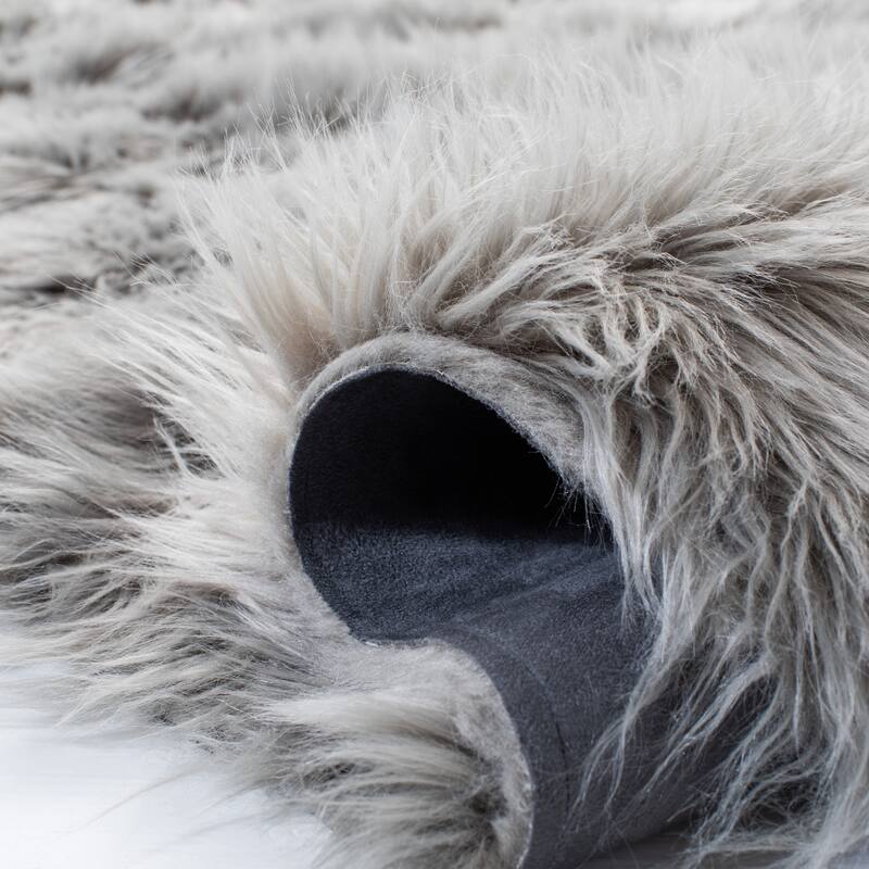 SAFAVIEH Faux Sheep Skin Alexandria 2.4-inch Thick Rug - 4' x 6' - Grey - Rectangle