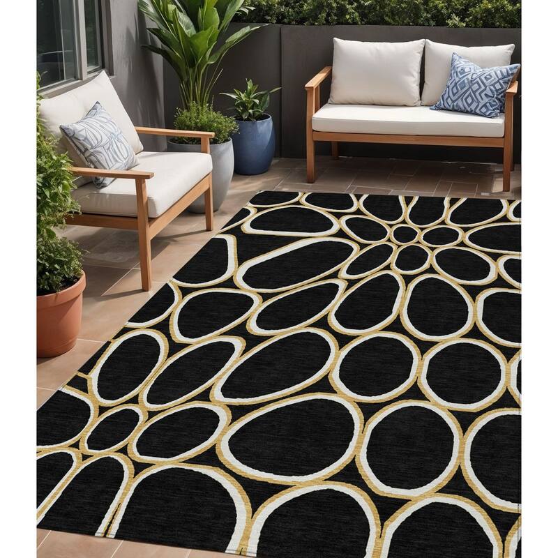 HomeRoots Abstract Transitional Rectangle Outdoor Rug - 5' X 8'