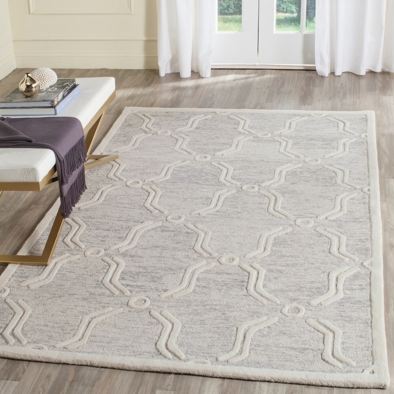SAFAVIEH Handmade Cambridge Atifa Modern Wool Rug - 4' x 6' - Light Grey/Ivory