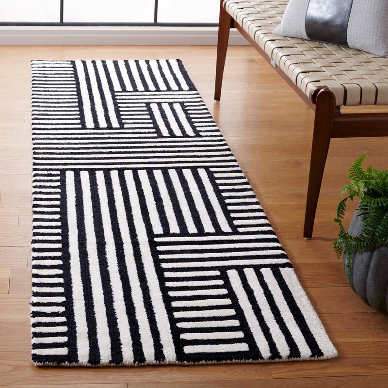 SAFAVIEH Handmade Chatham Eldbjorg Geometric Wool Rug
