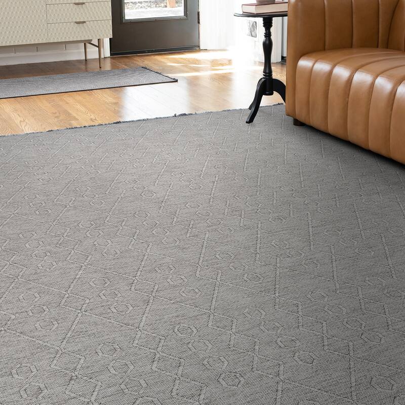Alameda Solid Color Geometric Machine Washable Indoor Area Rug