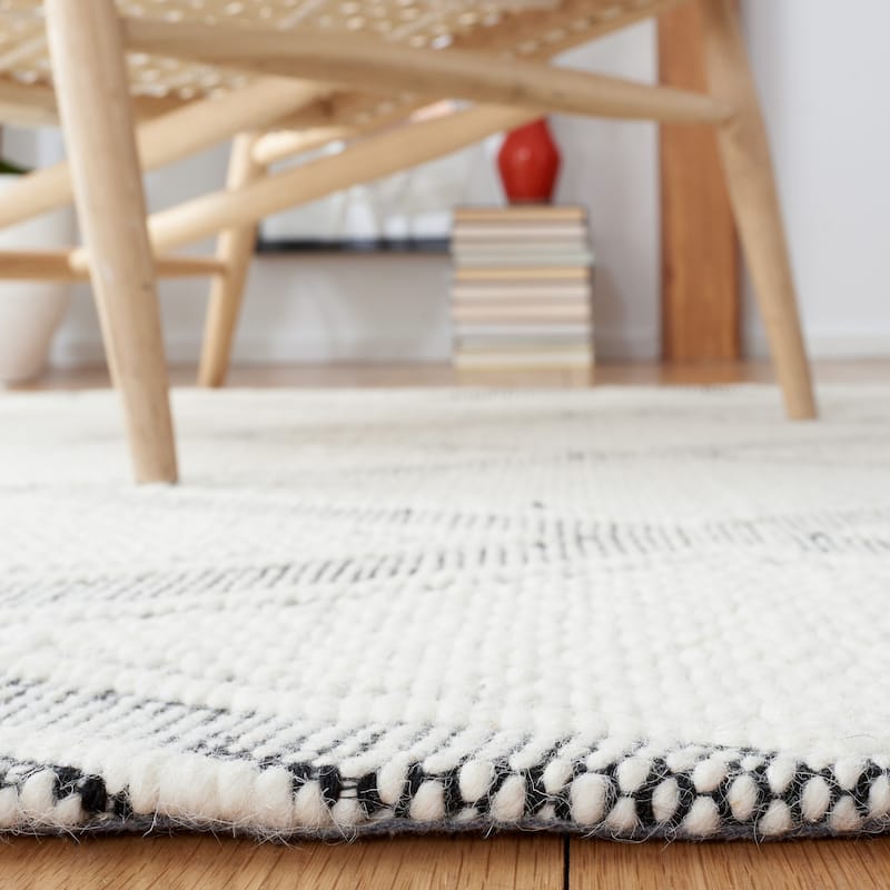 SAFAVIEH Handmade Natura Anasia Wool Fringe Rug
