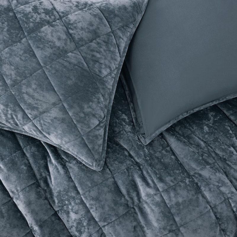 Wonderful Diamond Velvet 3 Piece Quilt Set