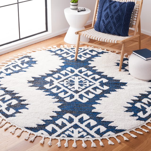 SAFAVIEH Moroccan Tassel Shag Iulieana Boho Tribal 2-inch Thick Rug - 6' Round - Navy/Ivory