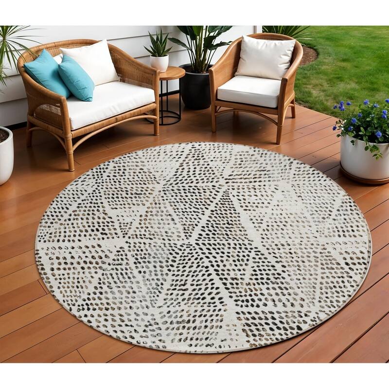 HomeRoots Geometric Transitional Rectangle Outdoor Rug - 8' Round