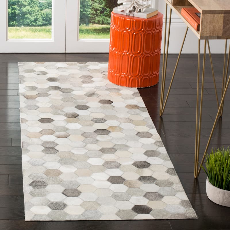 SAFAVIEH Handmade Studio Leather Nadia Modern Leather Rug - 2'3" x 7' Runner - Ivory/Grey