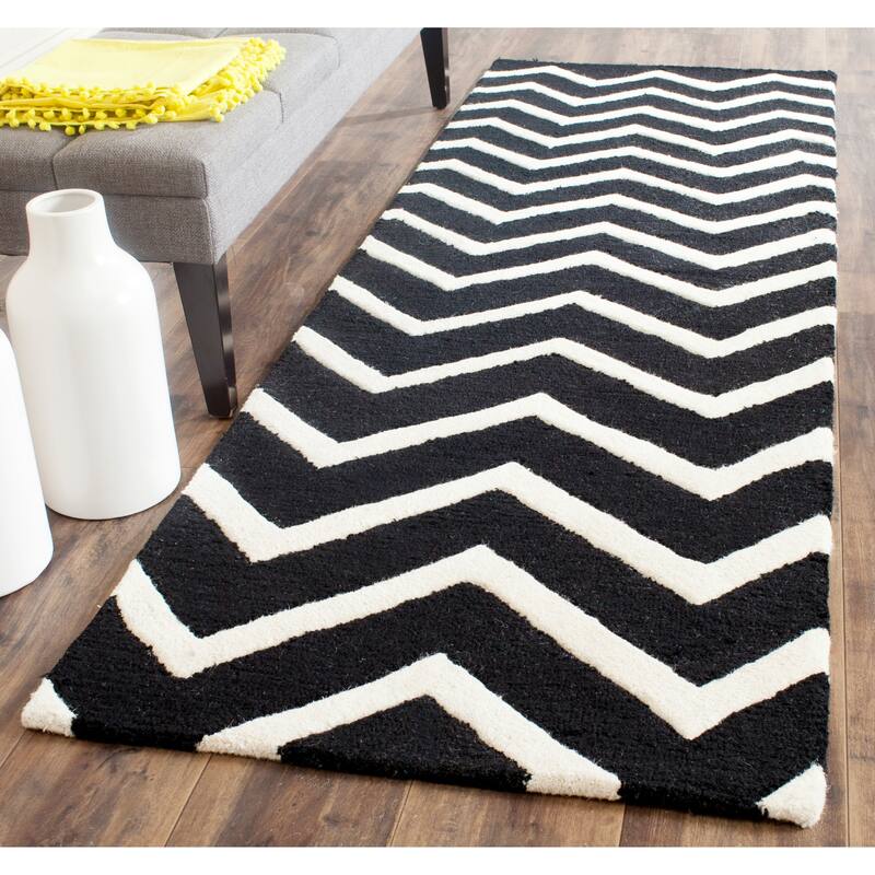 SAFAVIEH Handmade Cambridge Terttu Chevron Wool Rug - 2'6" x 8' Runner - Black/Ivory