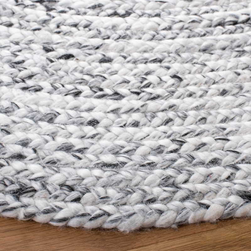 SAFAVIEH Handmade Braided Malene Round Rug