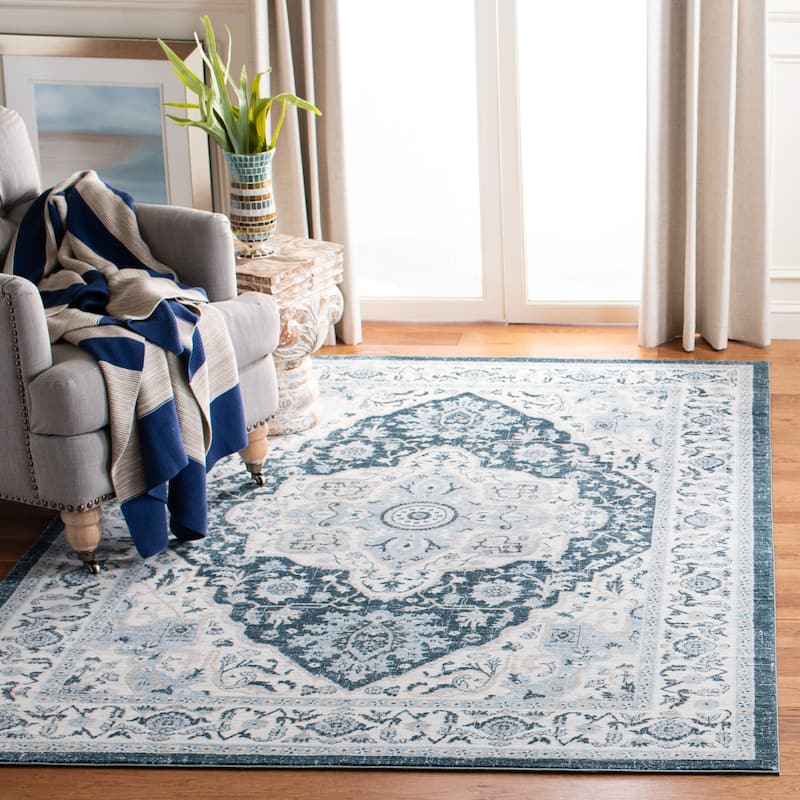 SAFAVIEH Isabella Vergilia Traditional Oriental Rug - Navy/Creme - 5' 3" x 7' 6"