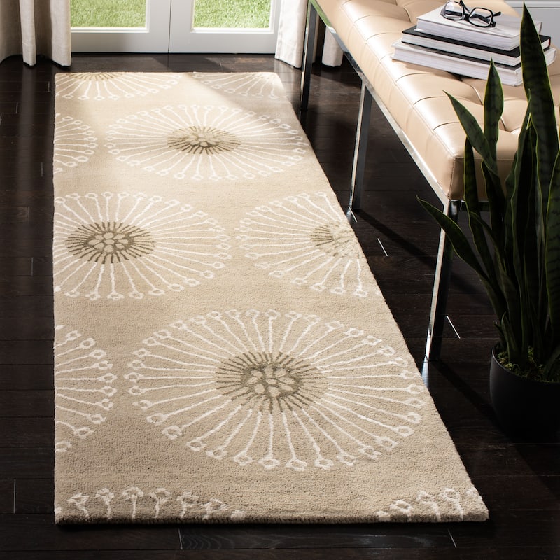 SAFAVIEH Handmade Soho Chimere Dandelion Pattern New Zealand Wool - 2' 6" x 6' - Beige/Brown - Runner/Rectangle