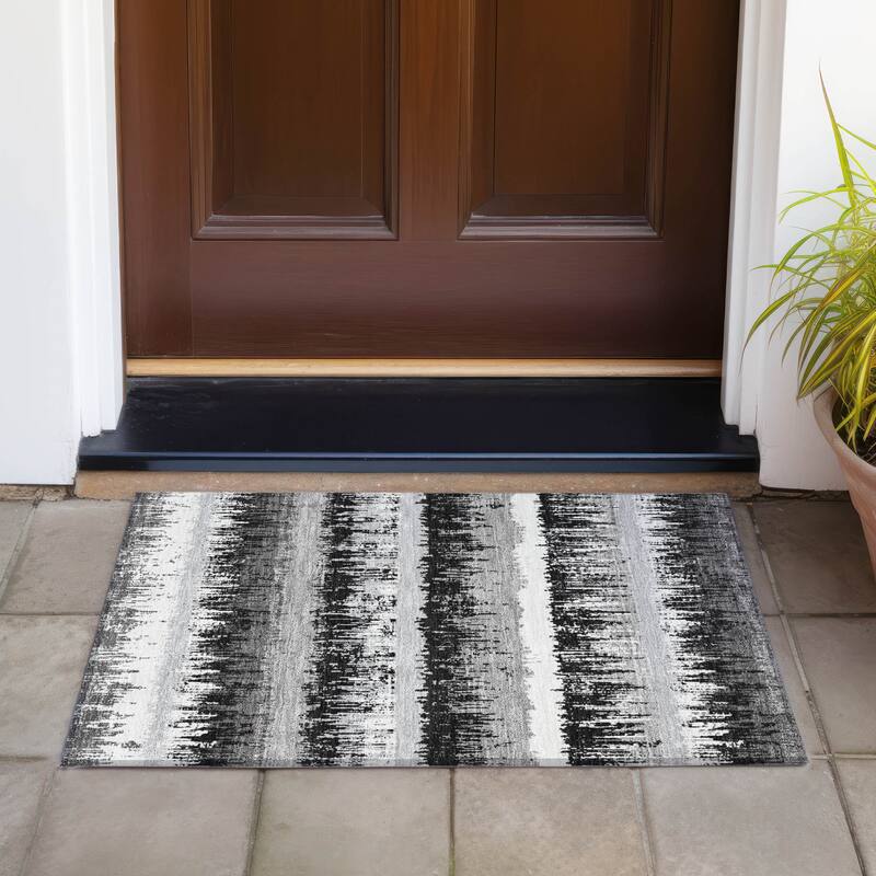Machine Washable Indoor/ Outdoor Abstract Ombre Chantille Rug - Black - 1'8" x 2'6"