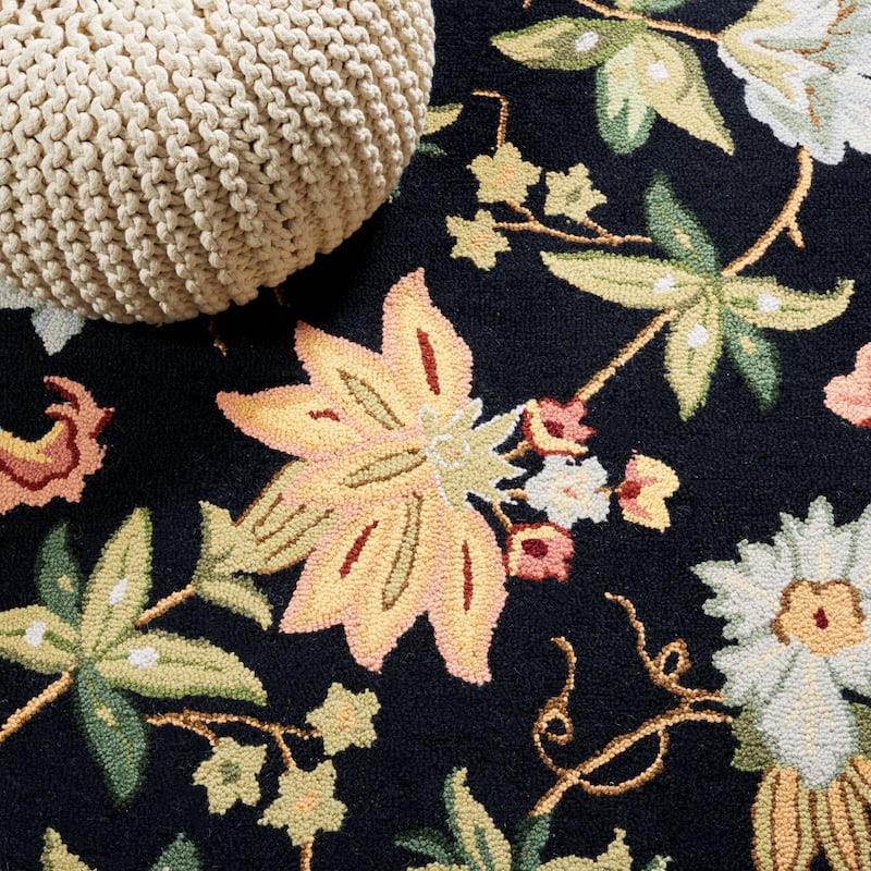 SAFAVIEH Handmade Chelsea Yauhenia French Country Floral Wool Rug