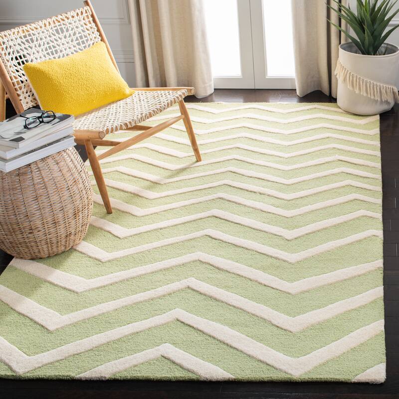 SAFAVIEH Handmade Cambridge Terttu Chevron Wool Rug - 4' x 6' - Green/Ivory