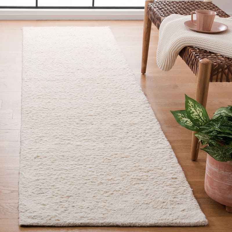 SAFAVIEH Handmade Casablanca Pierrine Wool Rug - 2'3" x 9' Runner - Ivory