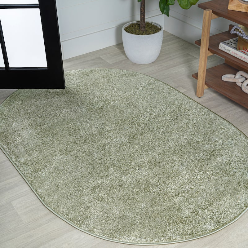 JONATHAN Y Tumbling Solid Low-Pile Area Rug - 6 X 9 Oval - Green