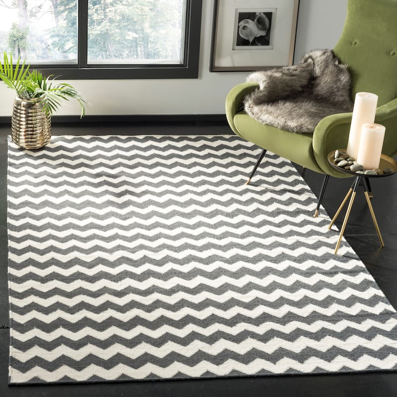 SAFAVIEH Handmade Flatweave Dhurries Kasturi Modern Wool Rug - 4' x 6' - Ivory/Charcoal