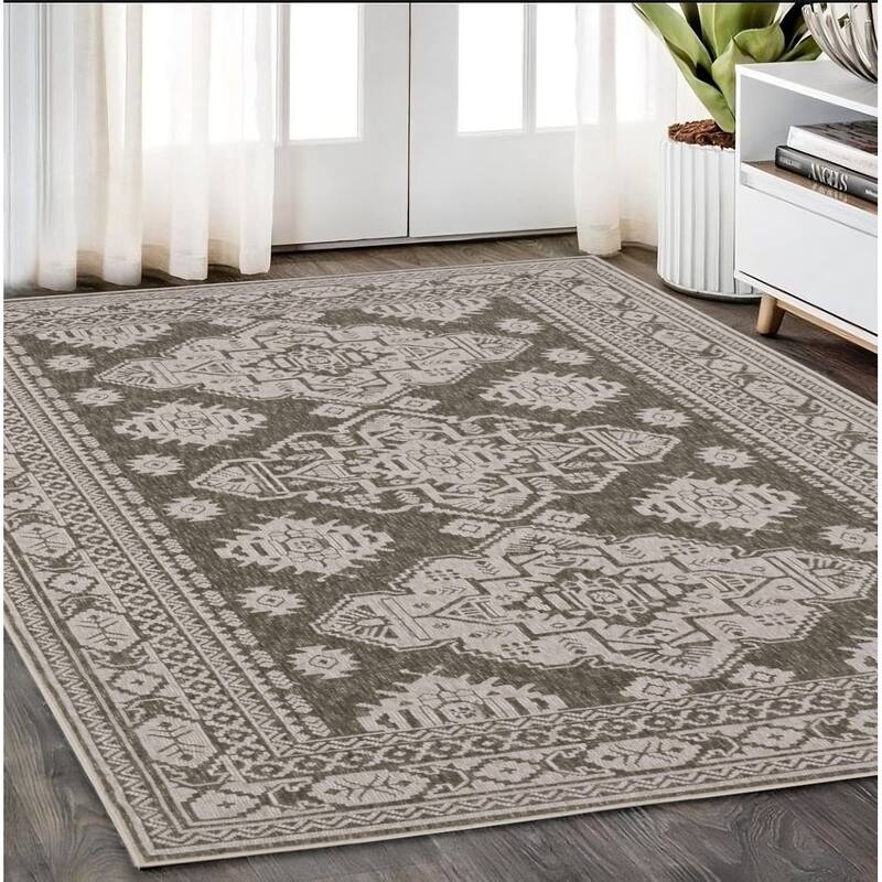 HomeRootsMedallion Traditional Rectangle Area Rug - 90.55' X '62.99' X '0.39 - Gray