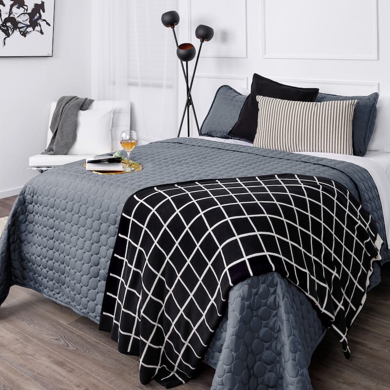Vilano Ultra-Soft Lightweight 3-piece Quilt and Sham Set
