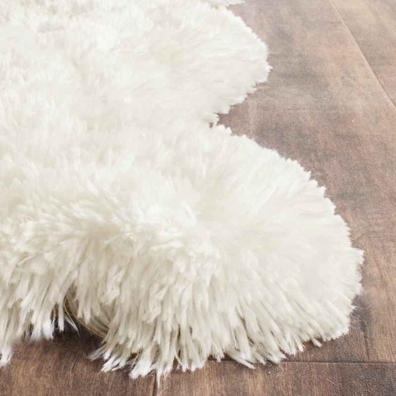 SAFAVIEH Handmade Arctic Shag Guenevere 3-inch Extra Thick Rug - 4' x 6' Scallop - Ivory