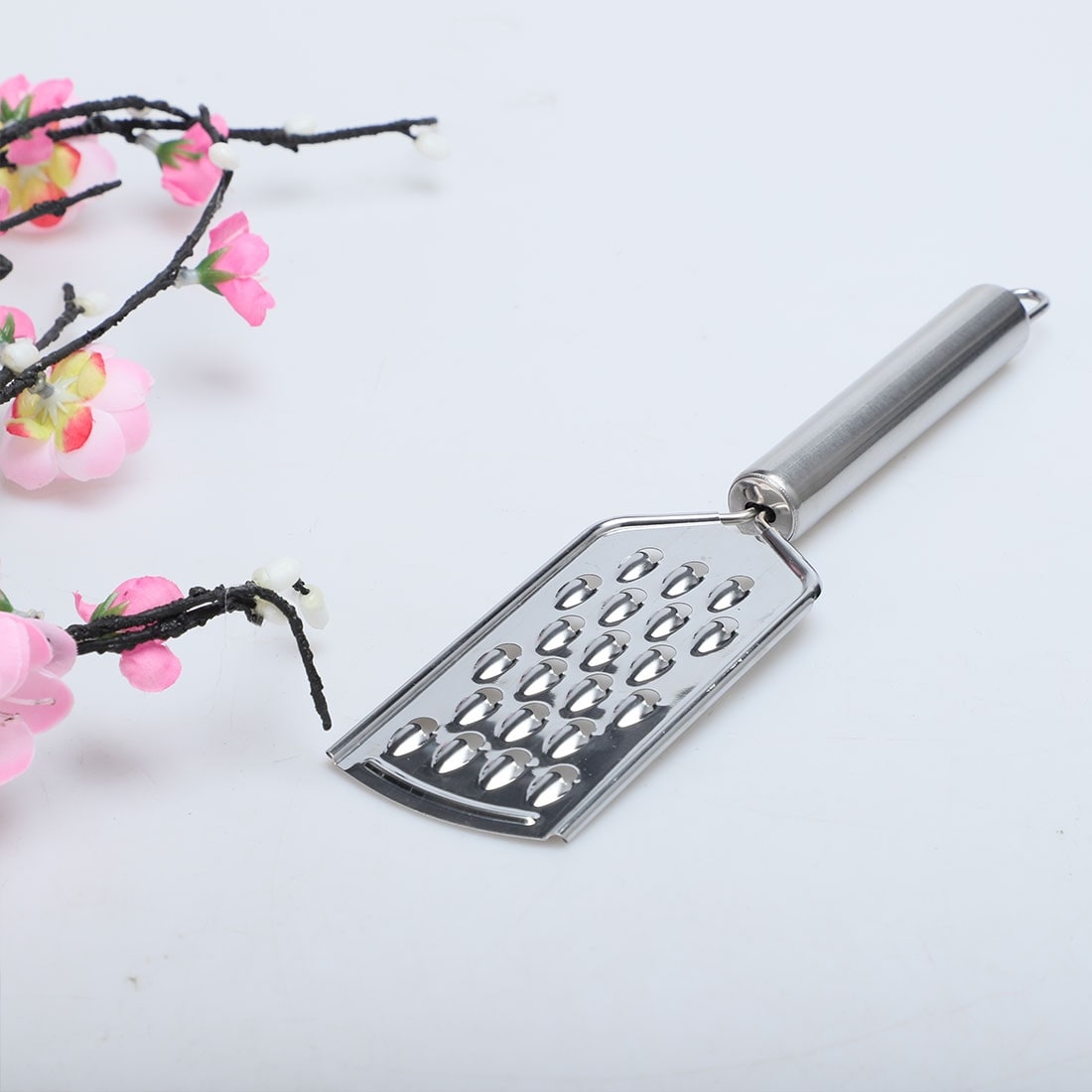 https://ak1.ostkcdn.com/images/products/is/images/direct/48d4de00ecf98b122cd9235d6efaf6a0f1d97686/Stainless-Steel-Cheese-Grater-Fruit-Flat-Vegetable-Grater-for-Restaurant.jpg