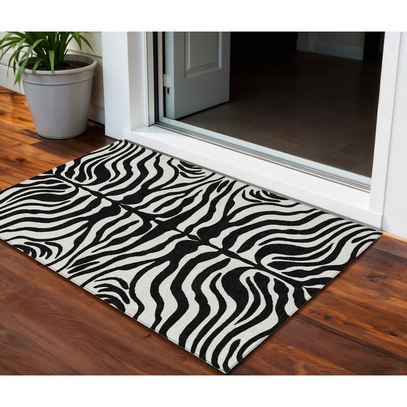 HomeRoots Animal Print Transitional Rectangle Outdoor Rug - 3' x 5'
