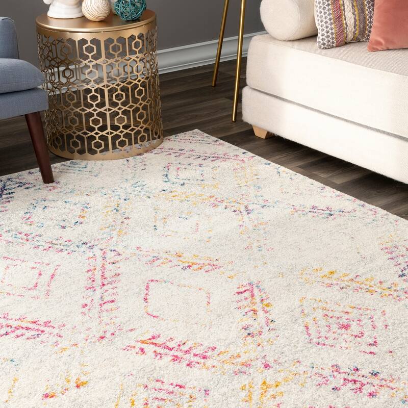 Brooklyn Rug Co Distressed Geometric Diamonds Claudia Area Rug Bed