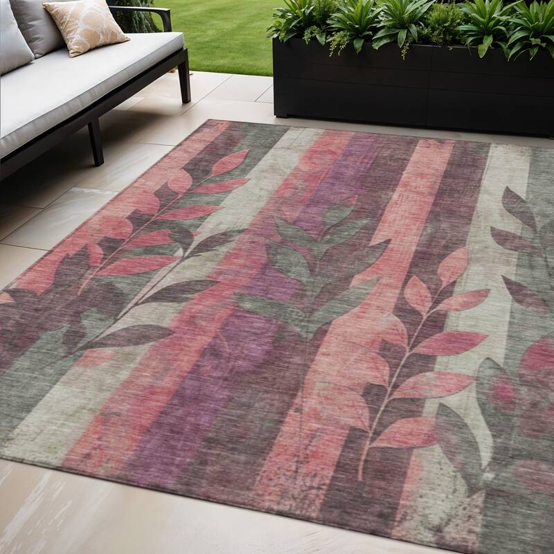 HomeRoots Floral Transitional Rectangle Outdoor Rug - 5' X 8'