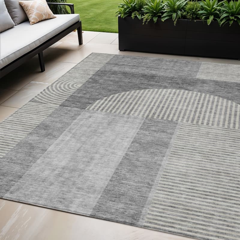 HomeRoots Geometric Transitional Rectangle Outdoor Rug - 5' X 8'