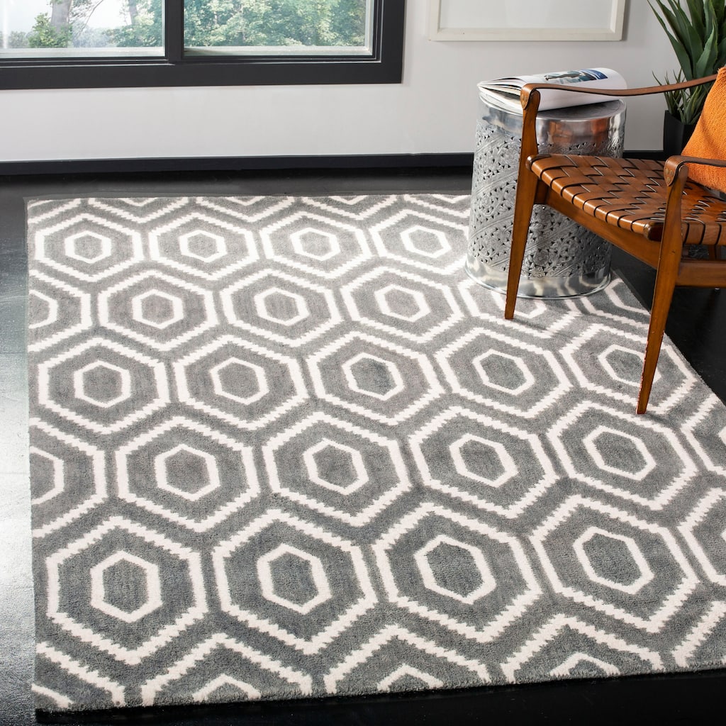 SAFAVIEH Handmade Himalaya Geranium Leaf Modern Wool Rug