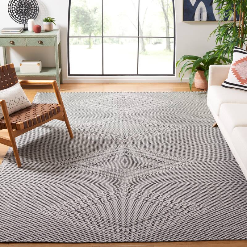 SAFAVIEH Augustine Mualla Boho Diamond Fringe Rug