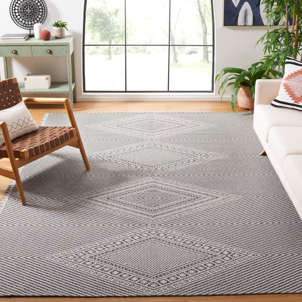 SAFAVIEH Augustine Mualla Boho Diamond Fringe Rug