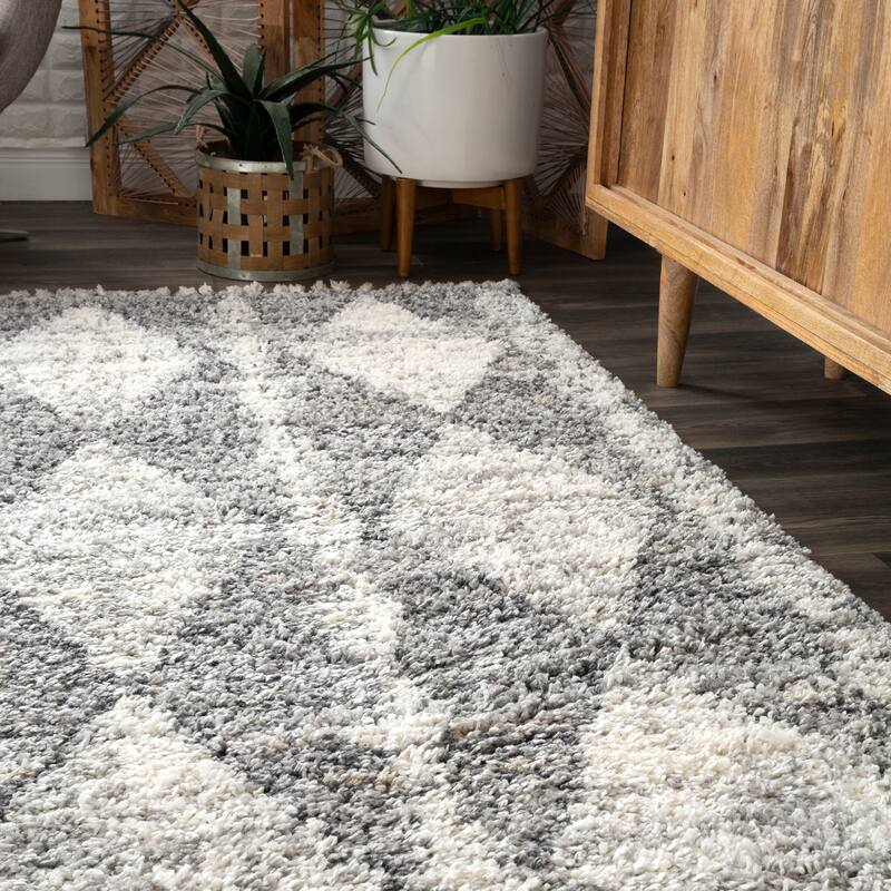 Nuloom Freddie Diamond Banded Contemporary Area Rug with Tassel