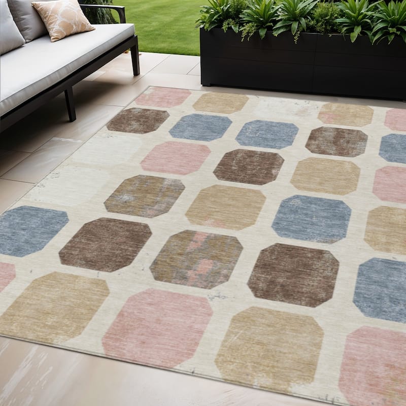HomeRoots Geometric Transitional Rectangle Outdoor Rug - 5' X 8'