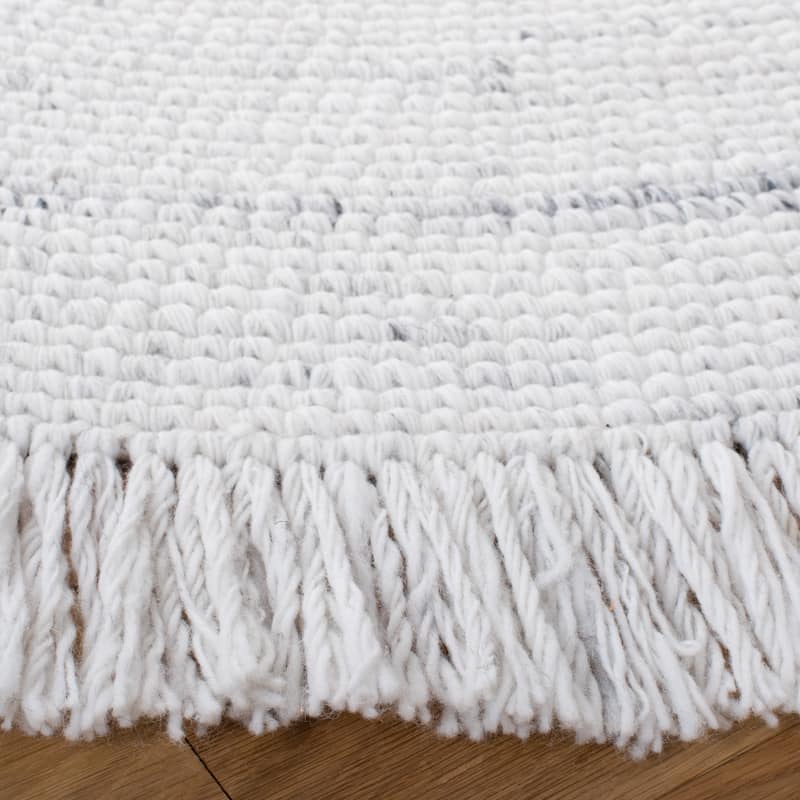 SAFAVIEH Handmade Braided Pelagia Fringe Round Rug