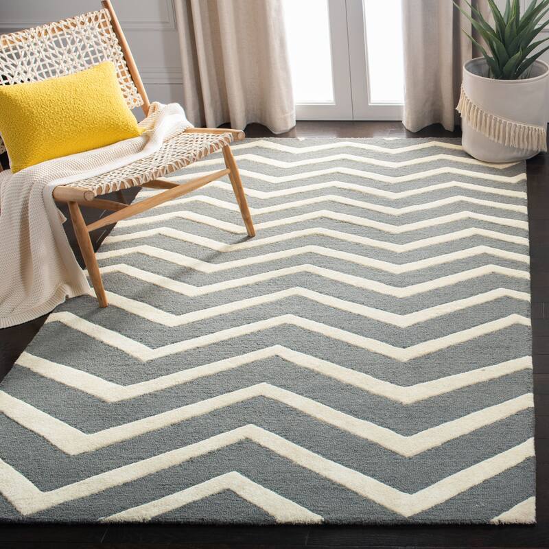 SAFAVIEH Handmade Cambridge Terttu Chevron Wool Rug - 4' x 6' - Dark Grey/Ivory
