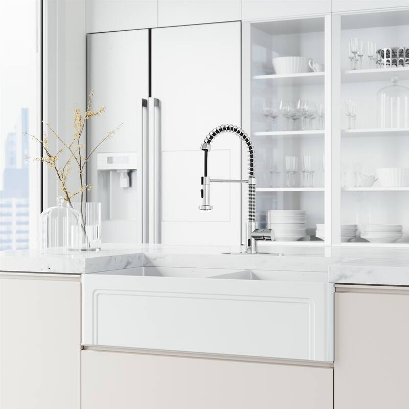 VIGO Edison 19" H Single Handle Pull-Down Sprayer Kitchen Faucet Set with Touchless Sensor