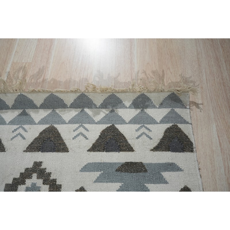 Ivory Traditional Geometric Reversible Kilim Area Rug - Elegant and Timeless Design - 6' x 9'