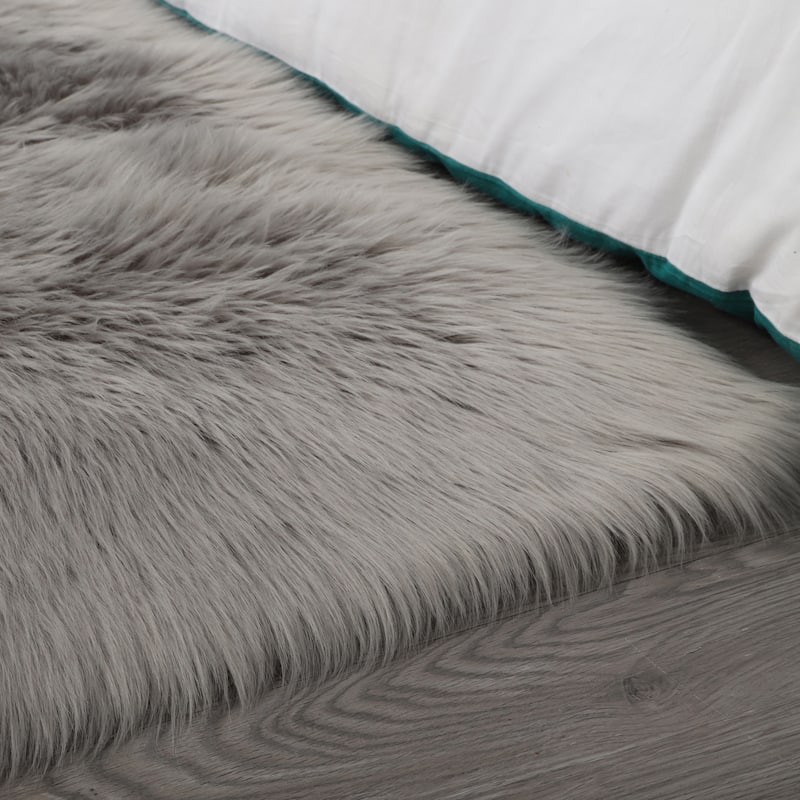 84 in L Ultra Soft Fluffy Faux Fur Sheepskin Area Rug - 6' x 7'